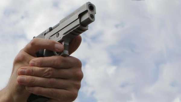 Курский полицейский отгонял детей от машины пистолетом