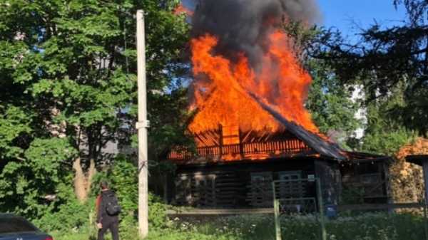В Мурино загорелся деревянный дом