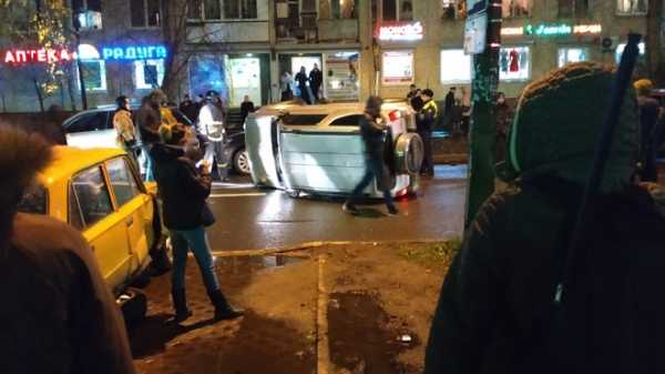 На Пулковской улице в Петербурге обнаружили перевернутый автомобиль