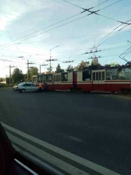 Легковушка врезалась в трамвай на перекрестке проспекта Ветеранов и улицы Партизана Германа0
