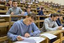 Вторую волну коронавируса в России прогнозируют среди студентов Петербурга и Москвы0