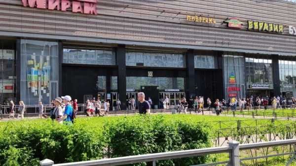 Эвакуация проходит из-за сработавшей в центре сигнализации пожарной безопасности. Фото: Telegram канал “Мегаполис. Санкт-Петербург. Питер”