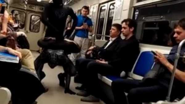 Спайдермены выступили перед пассажирами петербургского метро