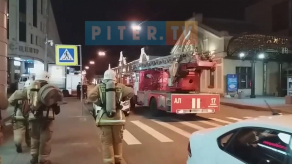 Видео: пожарные окружили бизнес-центр на Ефимова0