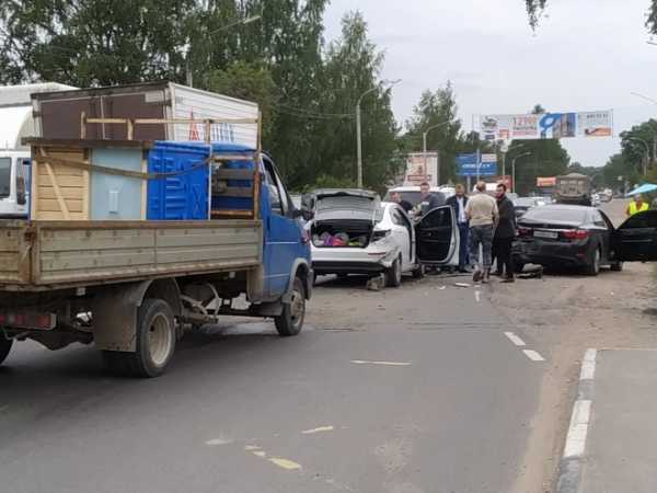 ДТП с запашком: в Янино-1 грузовик с биотуалетами столкнул три иномарки1