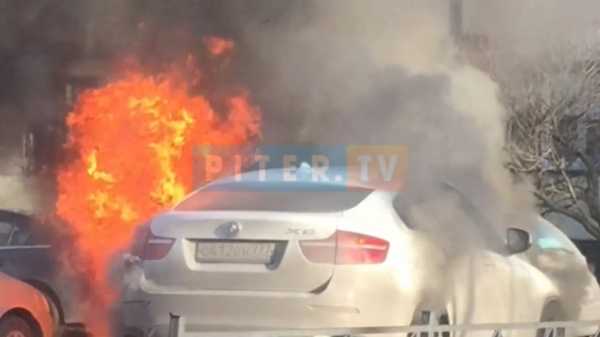 Видео: на Ириновском проспекте загорелась БМВ Х60