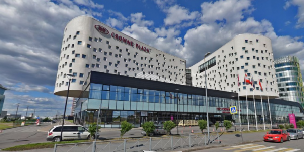 Здание отеля Crowne Plaza эвакуировали. Фото: Яндекс.Панорама