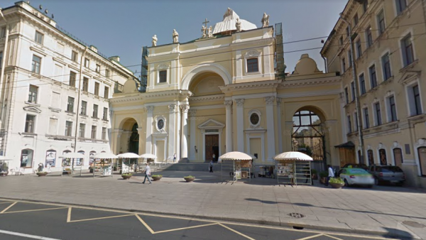 Подростки работают у базилики Святой Екатерины рядом с арт-рынком. Фото: Google.Maps