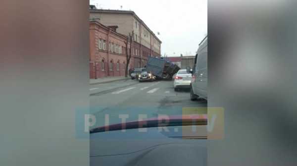 Видео: на улице Степана Разина грузовик завалился на иномарки0
