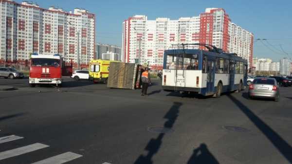 В Красносельском районе грузовик перевернулся из-за порванных проводов троллейбуса 0