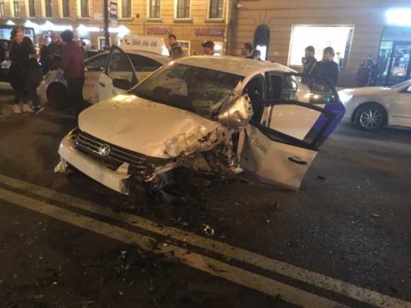 На Невском в массовом ДТП столкнулись 9 автомобилей2