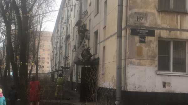 На Ленинском проспекте загорелась квартира в жилом доме 