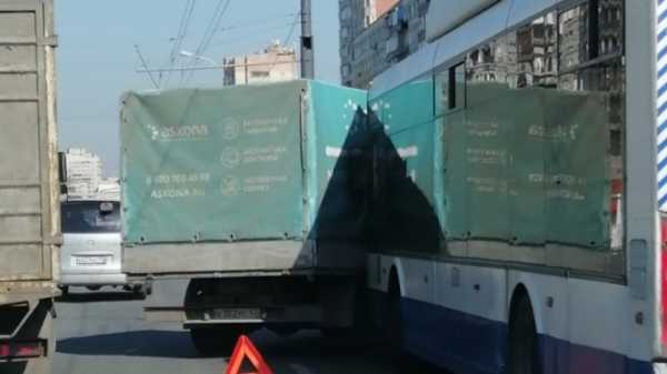 В Купчино столкнулись "ГАЗель" и троллейбус: собирается пробка