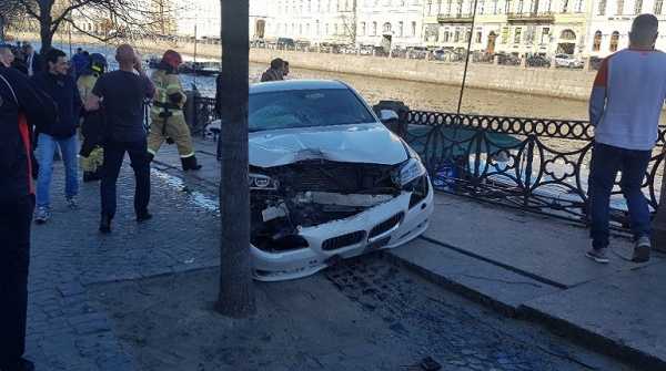 Дорожная авария произошла 18 апреля днем в центре Петербурга. Фото: vk.com/spb_today