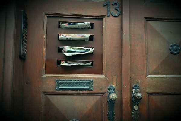 Пока закон разрешает разносить по почтовым ящикам наряду с газетами и письмами рекламу.
Фото: Pixabay
