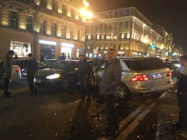 На Невском в массовом ДТП столкнулись 9 автомобилей1