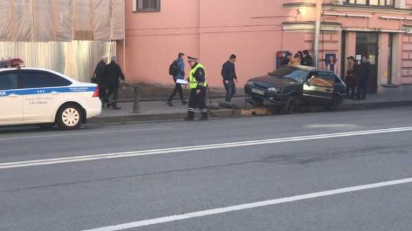 "Неудачная парковка": в Петроградском районе автомобиль вылетел на пешеходную зону 