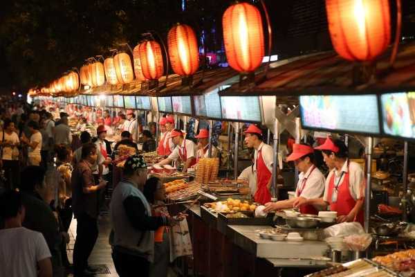 Продажа еды на улице Ванфуцзин в Пекине Артем Коротаев/ТАСС