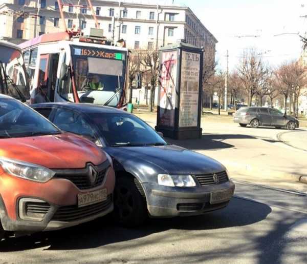 Автомобили столкнулись на проспекте Стачек Фото: https://vk.com/spb_today