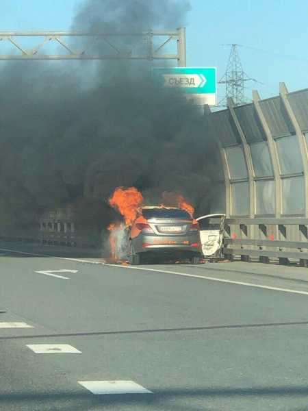 Пламя полностью охватило каршеринговый автомобиль. Фото: https://vk.com/spb_today
