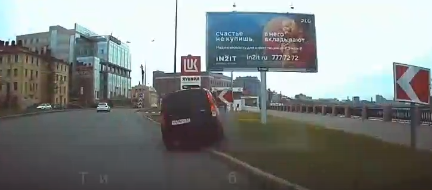 На видеорегистратор попал момент, как машина сходит с дороги. Фото: скриншот видео 0