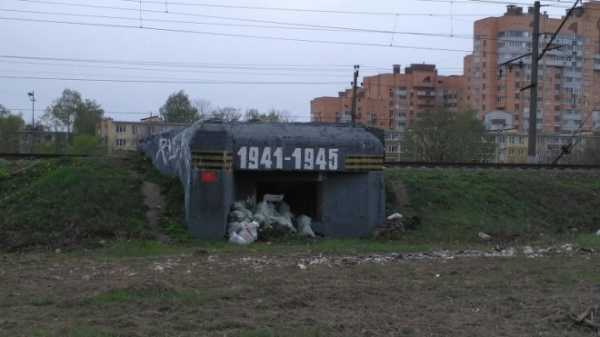Фото: Блокадный памятник превратили в мусорку 
