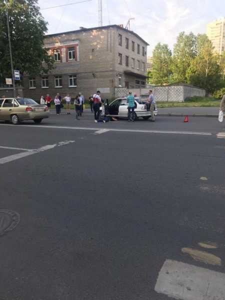 Мужчина лежит на проезжей части, возле машины предполагаемого участника ДТП. Фото: Telegram/Мегаполис. Санкт-Петербург. Питер