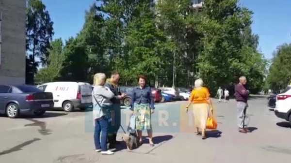 Две женщины пострадали во время падения крышки ларька на севере Петербурга1
