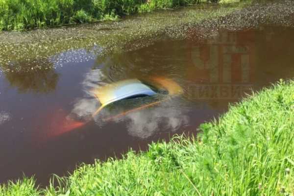 В Ломоносовском районе каршеринговая авто приводнилась в пруд. Еще одна «утопленница» в Тихвине0