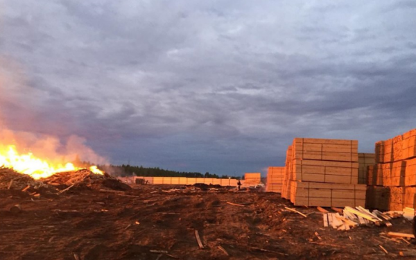 В Красноярском крае пожарный поезд помогает тушить горящий склад леса