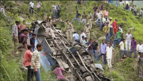 Видео из Индии: Автобус набитый пассажирами упал в ущелье, погибли 43 человека0