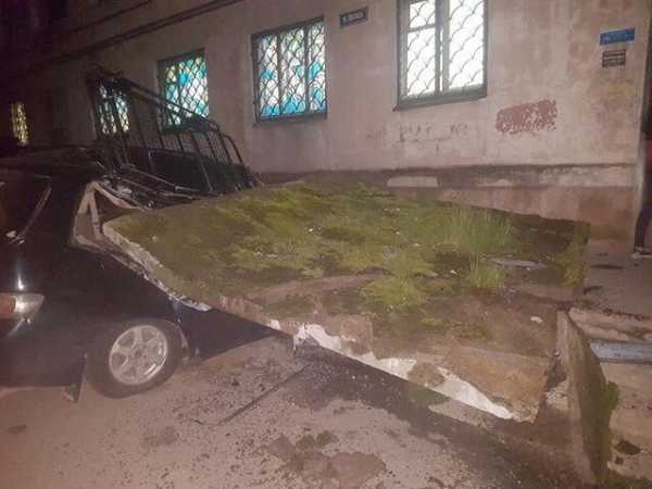 В Магадане козырек подъезда упал и раздавил авто1