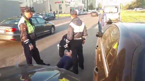 На Латышских Стрелков ГИБДД уложили пьяного пассажира на асфальт в наручниках0