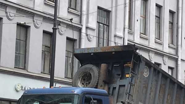 "Высокий" грузовик оборвал провода на Большом проспекте П.С.
