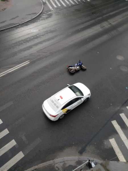 В Петроградском районе мотоциклист отделался царапиной после столкновения с 