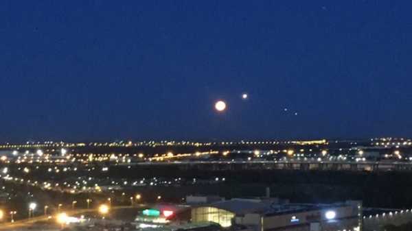 Ночью на небе петербуржцы заметили две Луны