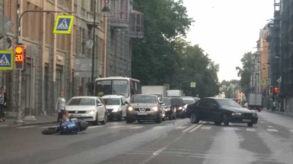 В Петроградском районе мотоциклист отделался царапиной после столкновения с "BMW"
