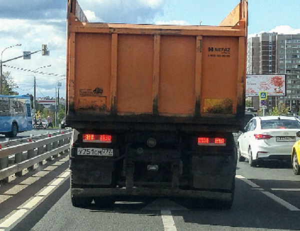 ГИБДД - алё! А как у Вас передвигаются грузовики по городу? У нас в Зеленограде вот так! (ВИДЕО)