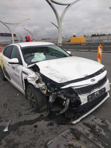 Появились фотографии аварии на ЗСД с участием Hyundai Solaris и такси2