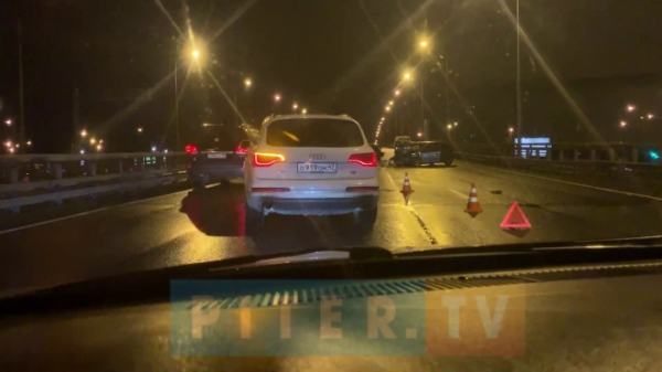 Авария на Дунайском путепроводе: водители не разошлись на дороге0
