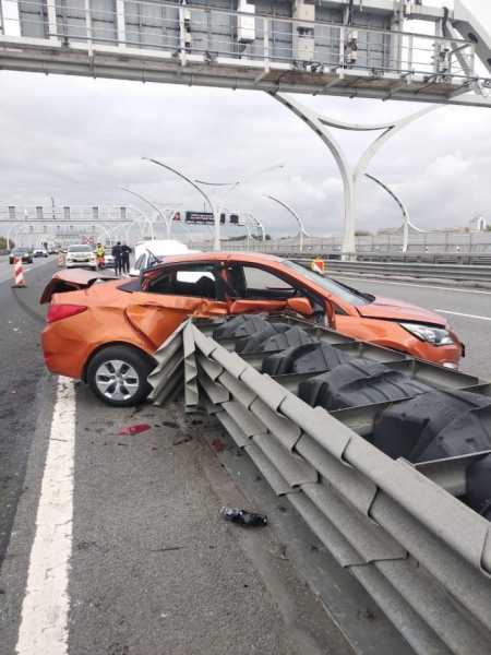 Появились фотографии аварии на ЗСД с участием Hyundai Solaris и такси3