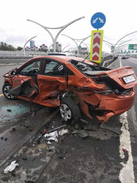 Появились фотографии аварии на ЗСД с участием Hyundai Solaris и такси1