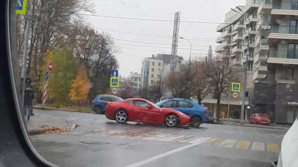 На Крестовском острове автомобиль Ferrari пострадал в аварии