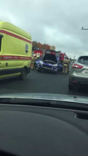 На Выборгском шоссе спасатели доставали водителя из разбитого Porsche Cayenne 0