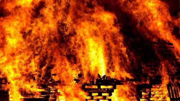 В Приозерском районе почти четыре часа горел дом, пока его не потушили пожарные