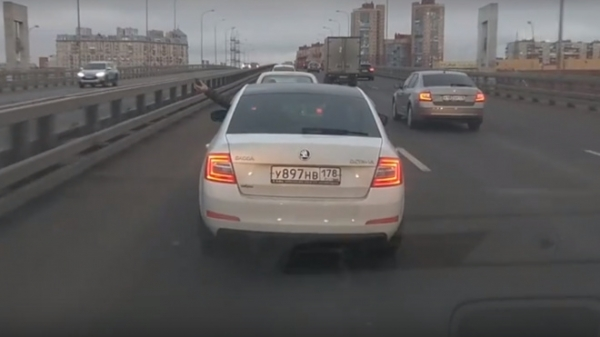 На петербургском мосту водитель на ходу взорвал предмет, похожий на гранату