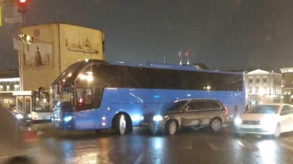 Экскурсионный автобус с детьми попал в аварию на Исаакиевской площади