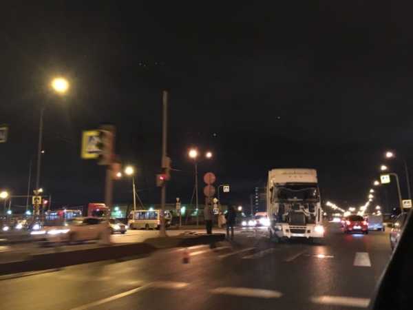 Видео: фура врезалась в маршрутку на Софийской улице 0