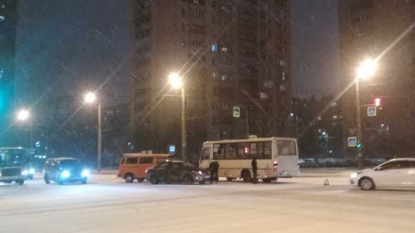 Маршрутка столкнулась с двумя автомобилями на перекрестке в Петербурге
