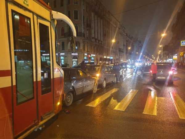 Видео: трамвай спровоцировал массовое ДТП на Среднем проспекте 0